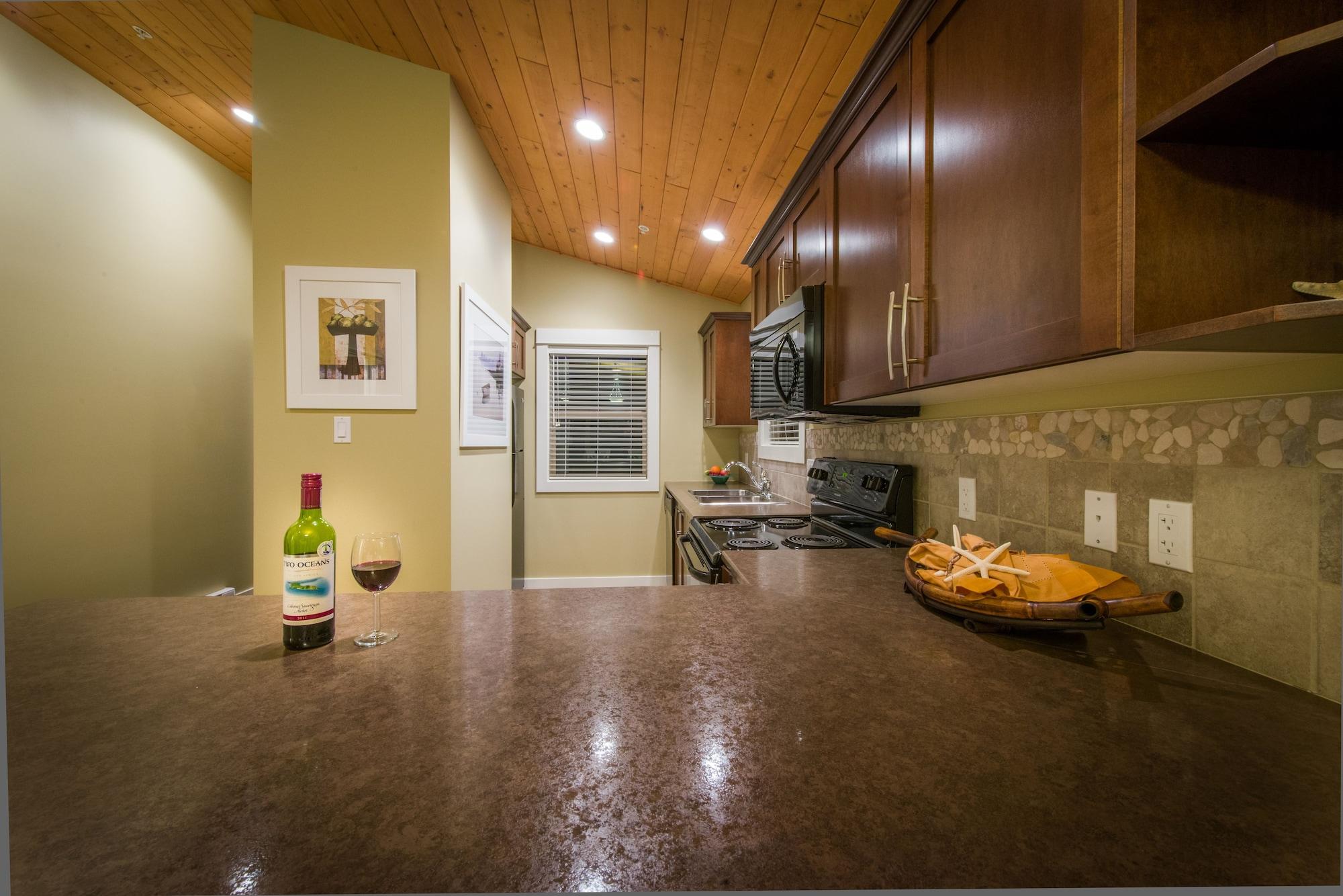 Oceanside Village Resort Parksville Bagian luar foto