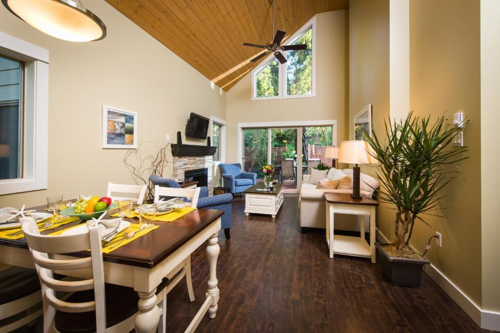 Oceanside Village Resort Parksville Bagian luar foto